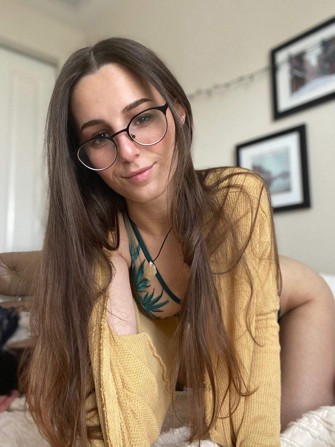 MY WET PUSSY💦💦 **** IS READY TO TAKE IN SOME GOOD