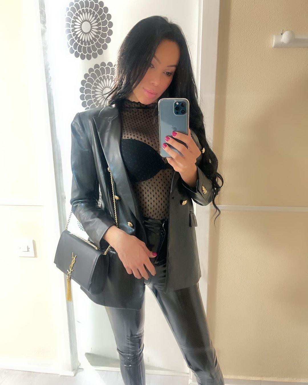 do blowjobs ,deepthroath,sex in shower ,wet erotic massage ,anal and BDSM and pi