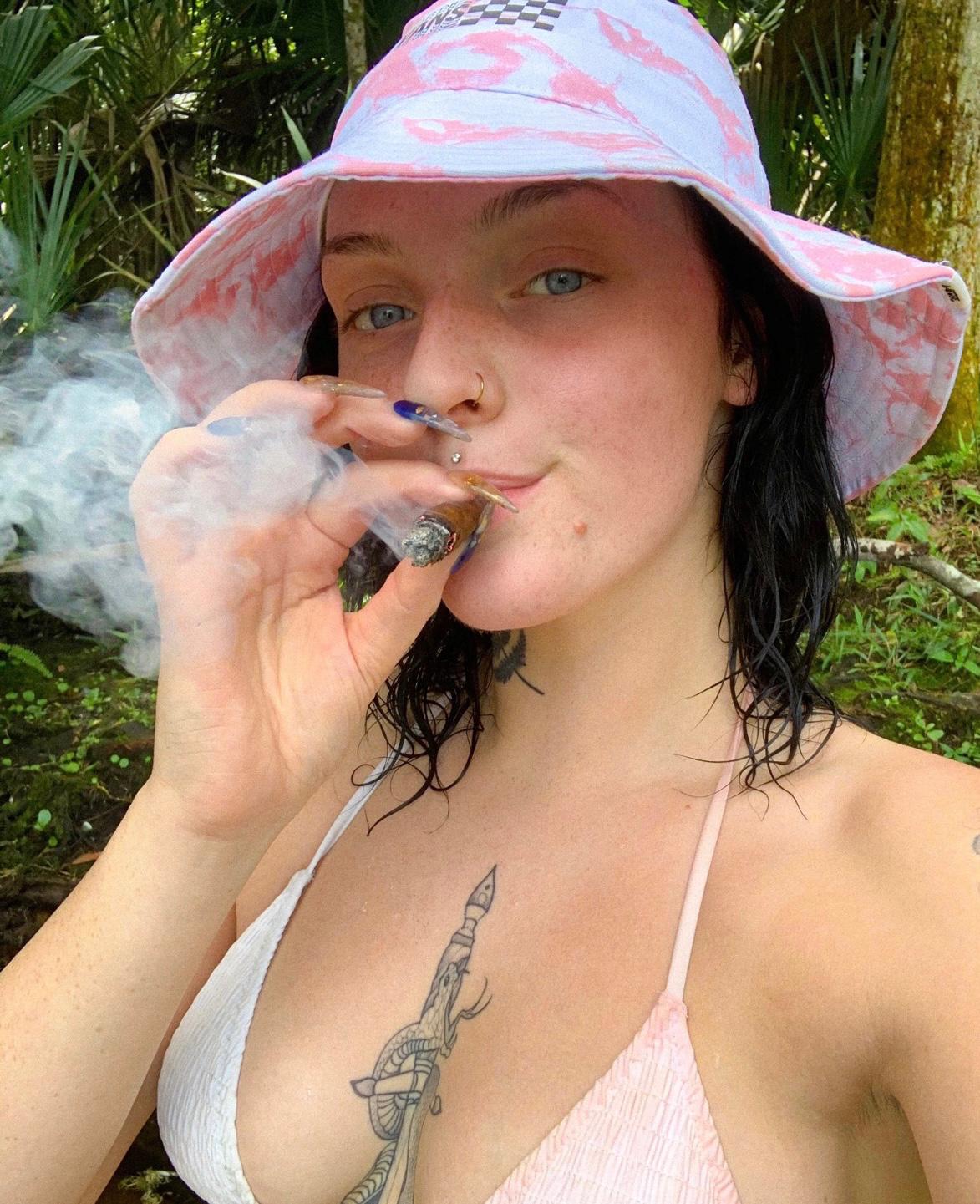 HOOKUP SEX AND SELL DRUGS 💋💋💋