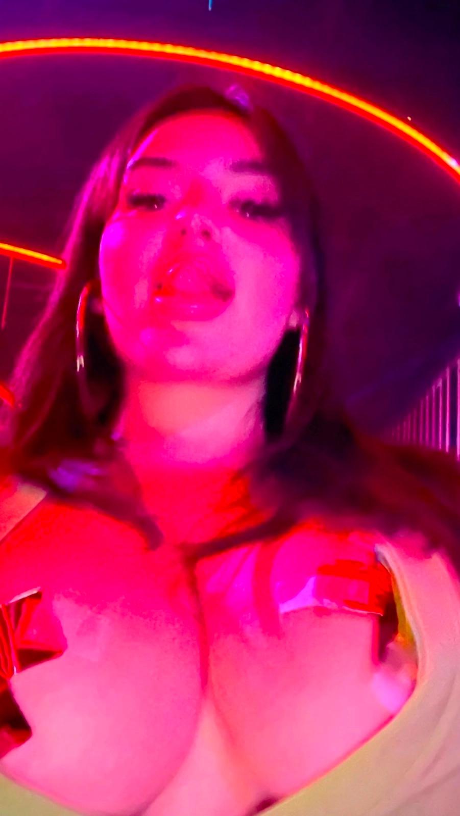 👅👅SEXY MASSEUSE FOR YOUR DAILY ROUTIN