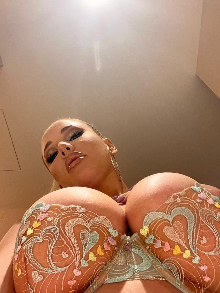 Hi 👋 I’m Bella 💕 always available to have some fun 💦 🍆.