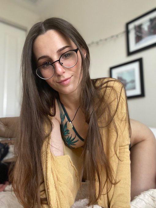 Available for hookups💕 and lots of fun💦🍆🍑.