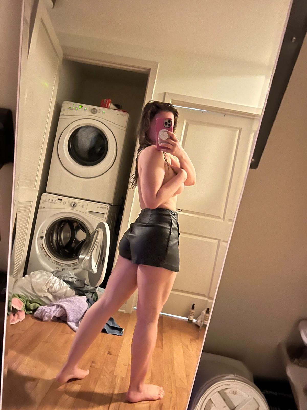 HOT CHICK SERVICE