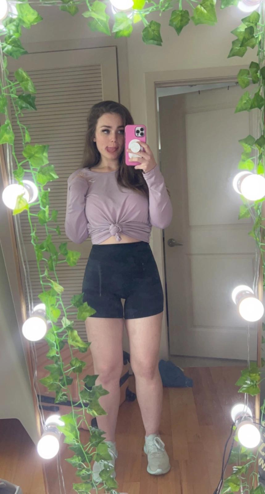 HOT CHICK🥰