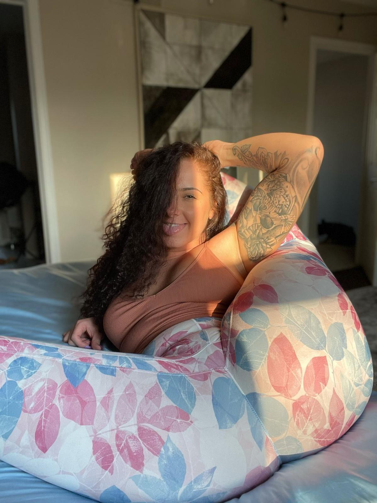 AVAILABLE FOR HOOKUP AND MASSAGE NOW