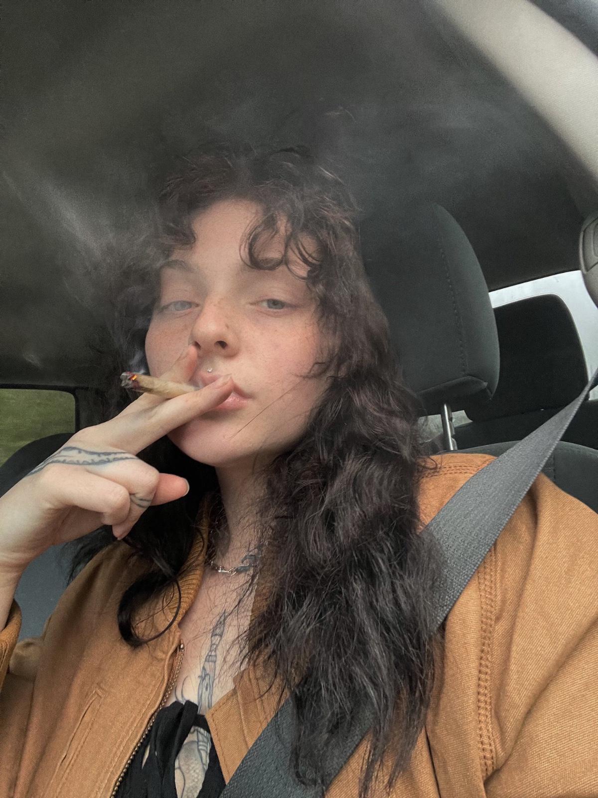 Hottie 🥵Down For Fun 🍑sell Drugs and weed ❄️💦🍆