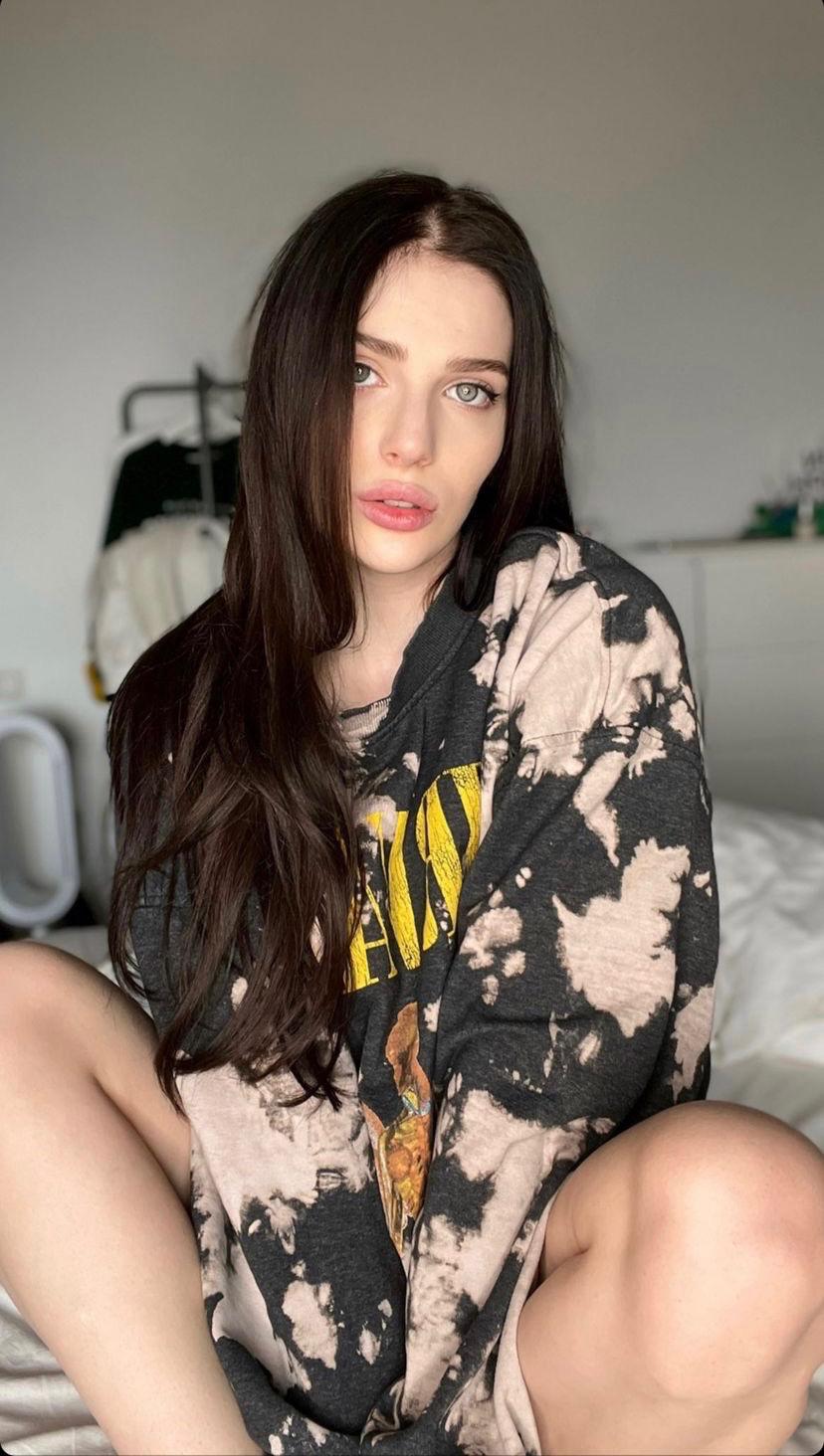 I’m available now for fun HMU on snap: Bellasmith22756