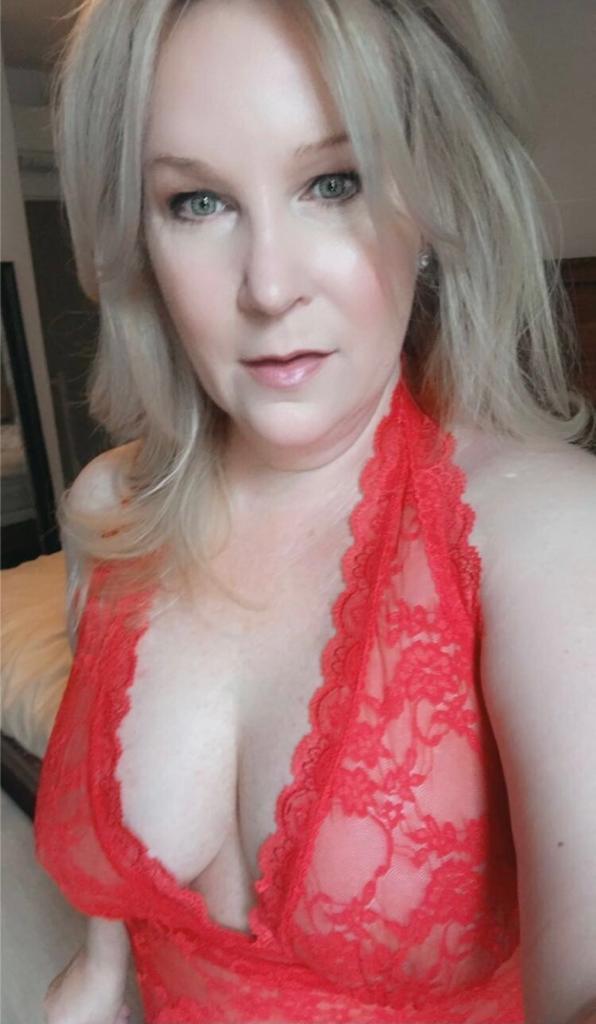I would love to see your cum on my boobs,Come and get served hot, please read th
