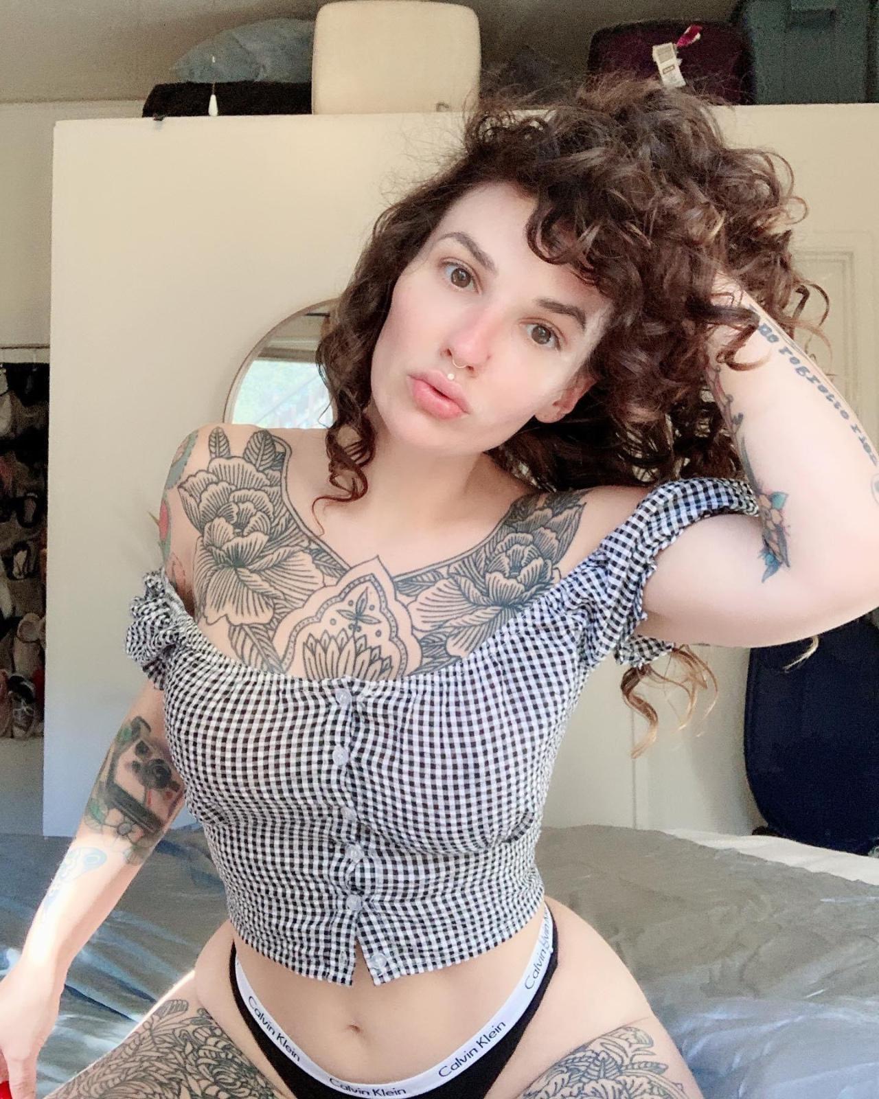 Available for hookup 💦🍆🍑👅