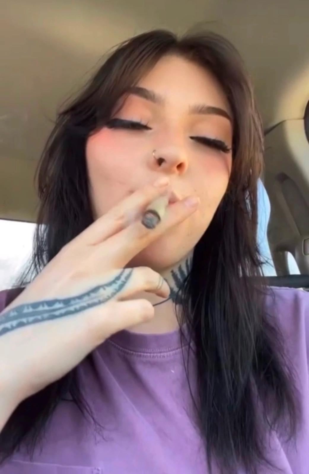 i’m Jeniffa 🍑🍆 , sells Drugs❄️💊&weed Add for hoookup,couples fun,Bdsm