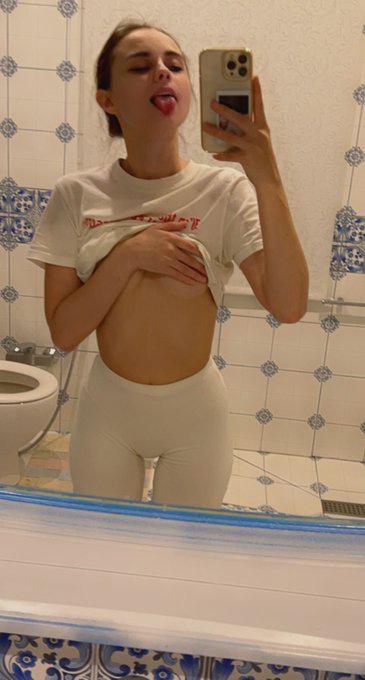 JUICY🍑🐱PETITE AND CURVY😋🍑🍦🍭NO RESTRICTIONS 🍆🥺👅🍌🥒🐱💦