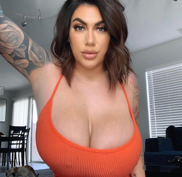 Hey babe 👅 I’m available for hookup 🍑🍆