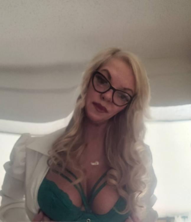 your classy sexy mature blonde allie huggins!! NEW PICTURES!