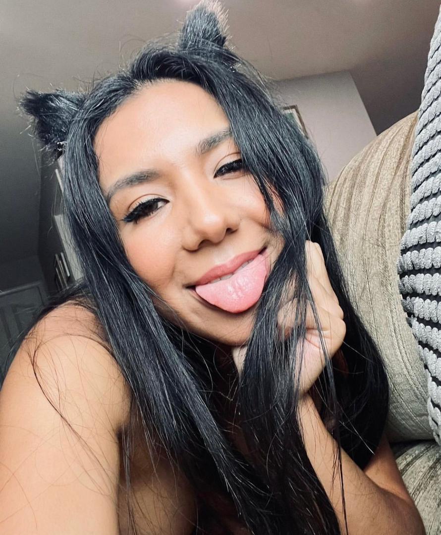 🍆🍑AVAILABLE FOR HOOK UPS AND FUN STUFFS 💦🍑