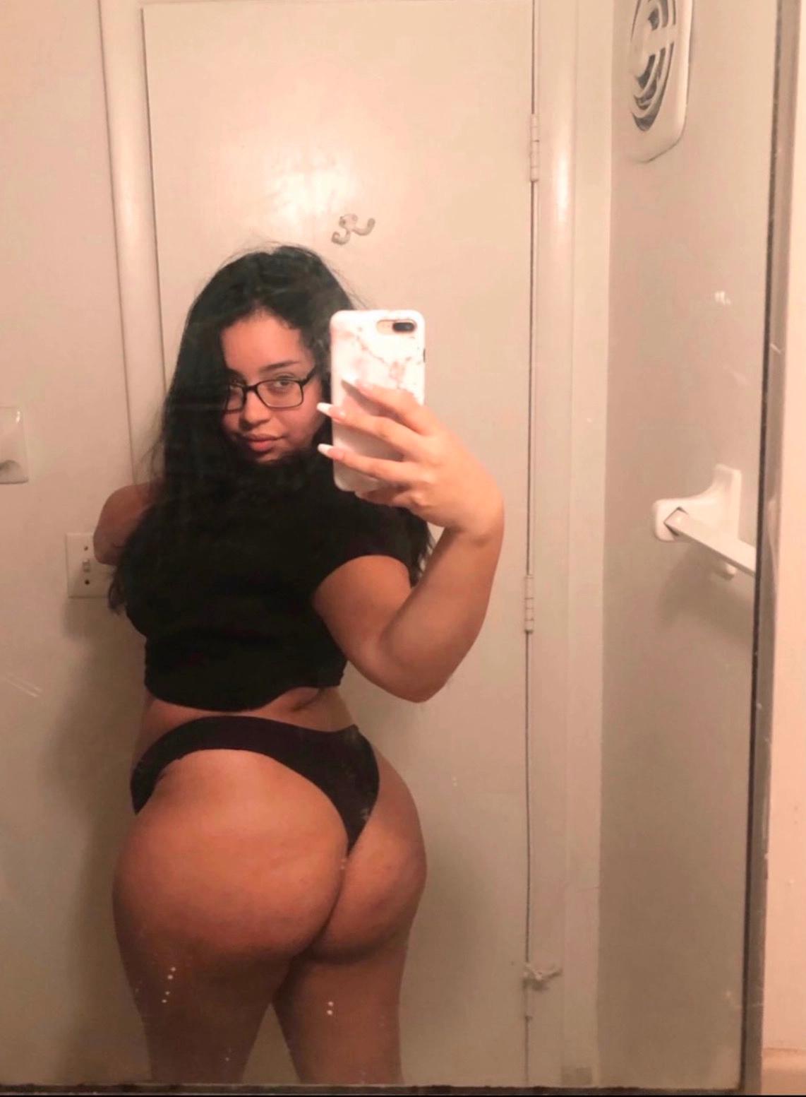 I’am available for hook up 🆙 ready to serve with aunforgettable experience