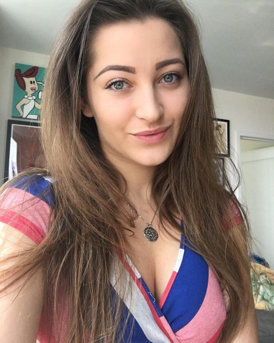 Erotic juicy pussy 👅😋 sexy 🥰 brunette💕babe 😍My # +1 (587) 288-3268