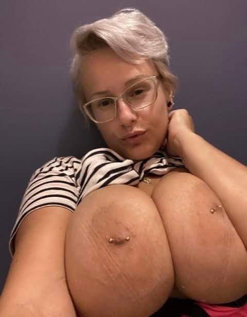 My wet juicy p****y is ready to take in some good hard cock that want some juic