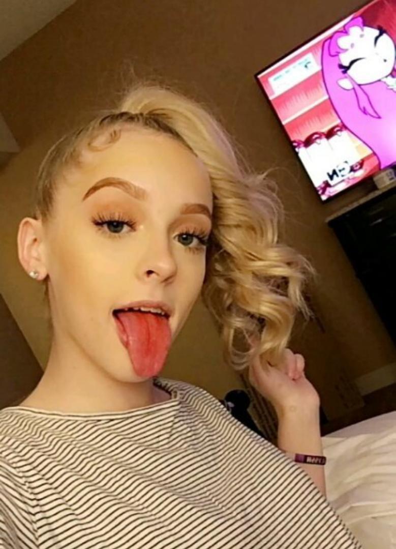 🍆🍑AVAILABLE FOR HOOK UPS AND FUN STUFFS 💦🍑