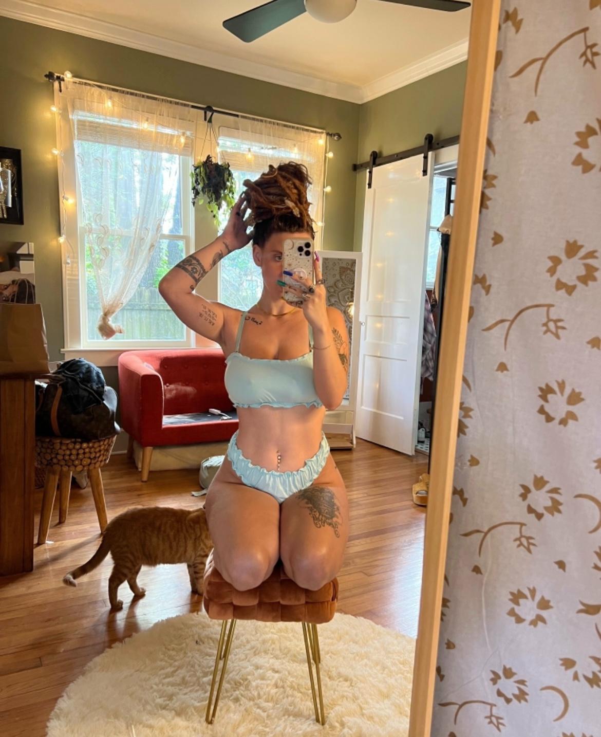 I’m available 🍆👿🤤