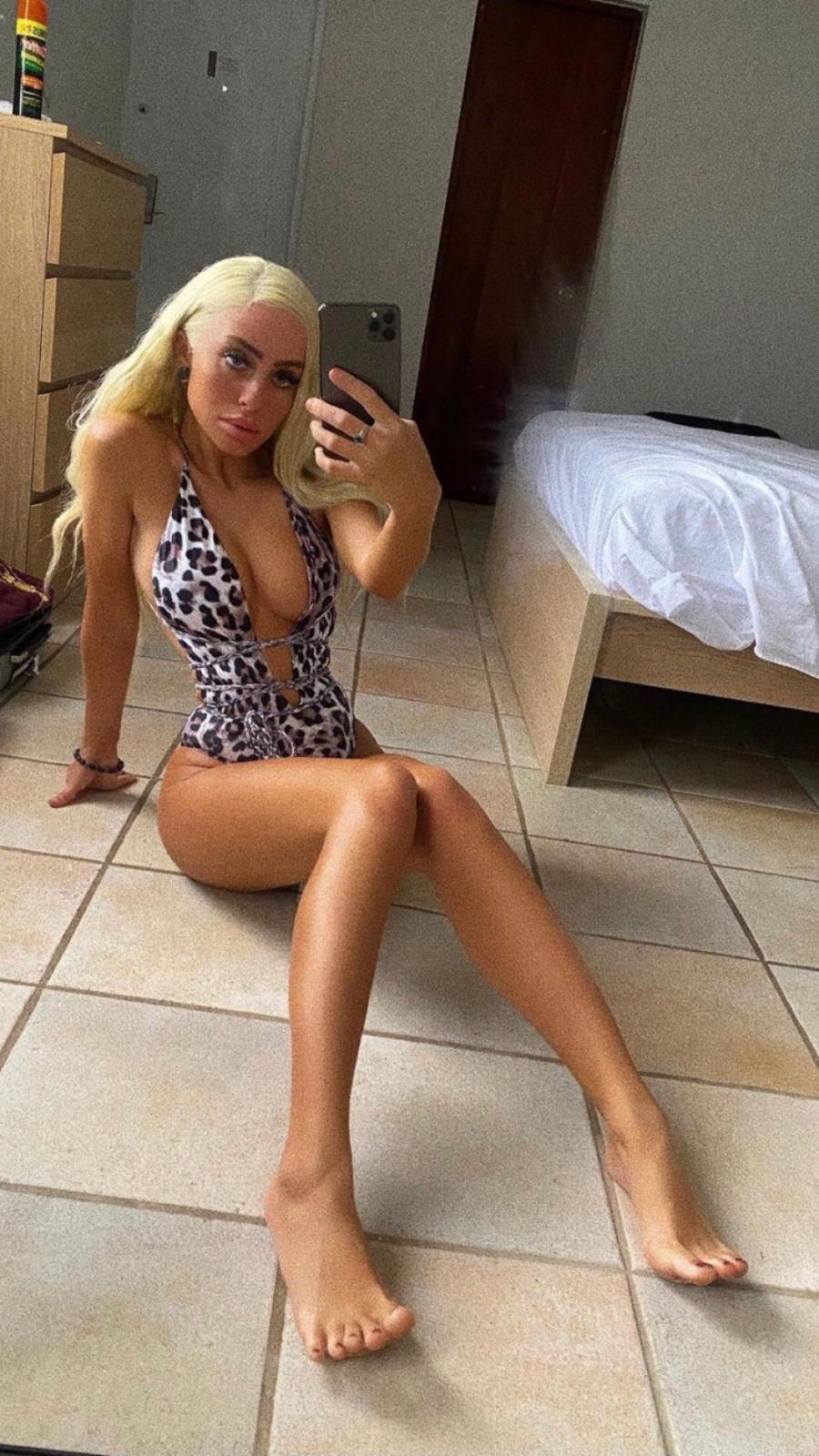 I accept cash and payment on arrival. I am available for both incall and outcall
