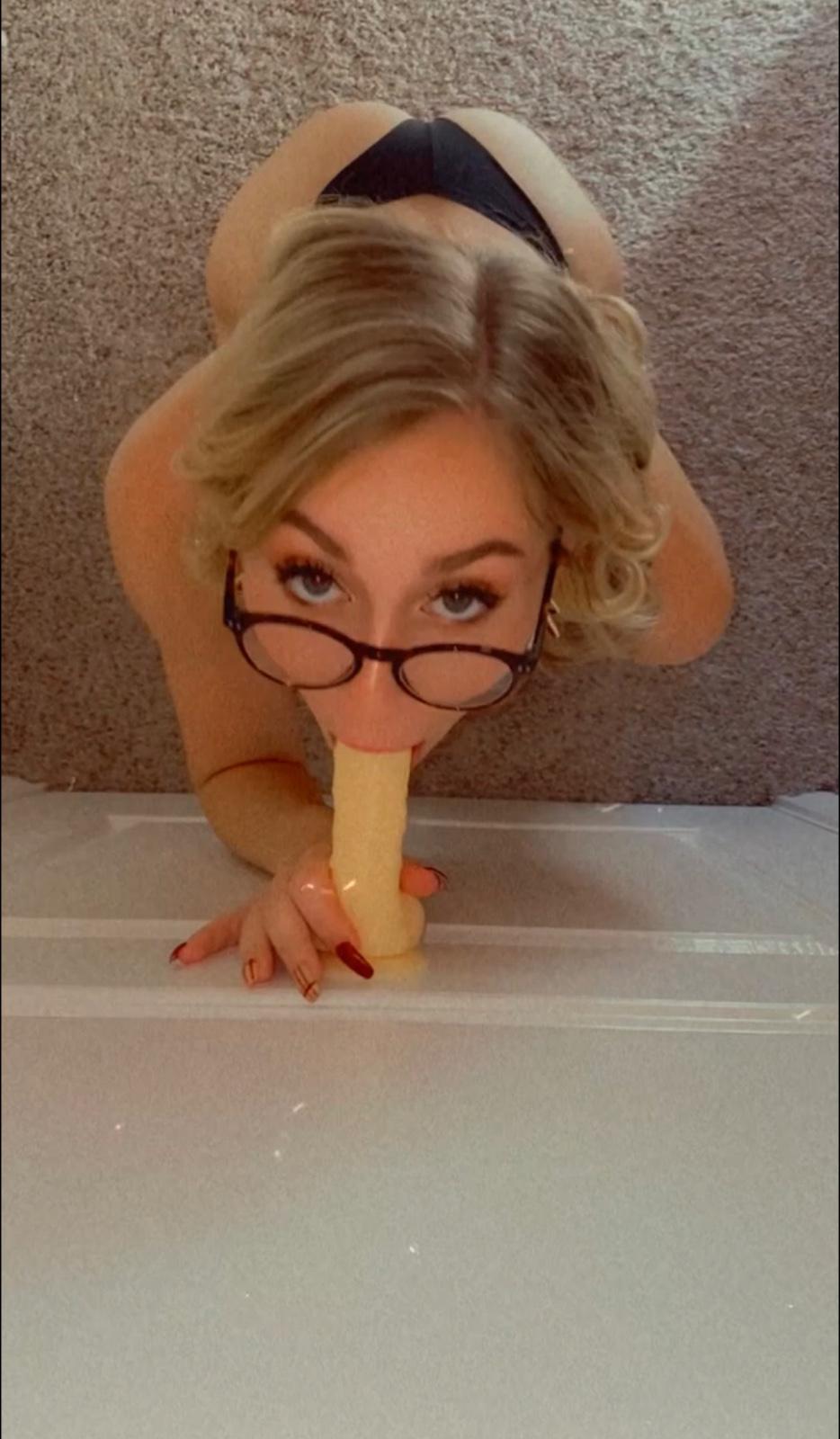 Wanna fuck?? Hit me up now 🥳👅👅💦💦🍑🍑