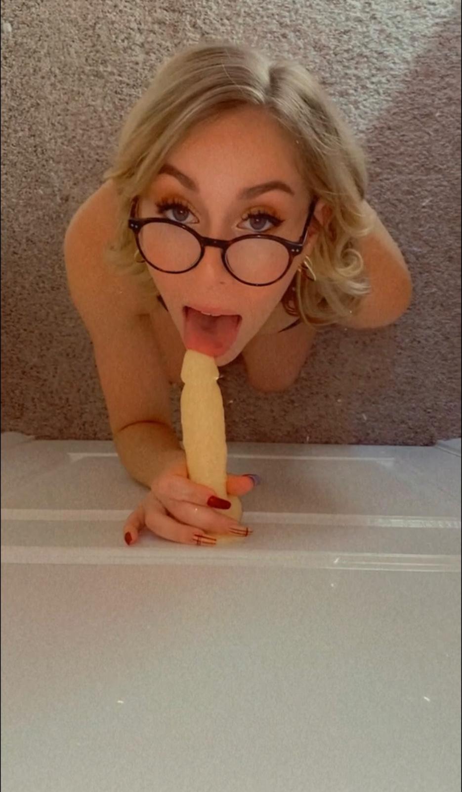 Wanna fuck?? Hit me up now 🥳👅👅💦💦🍑🍑