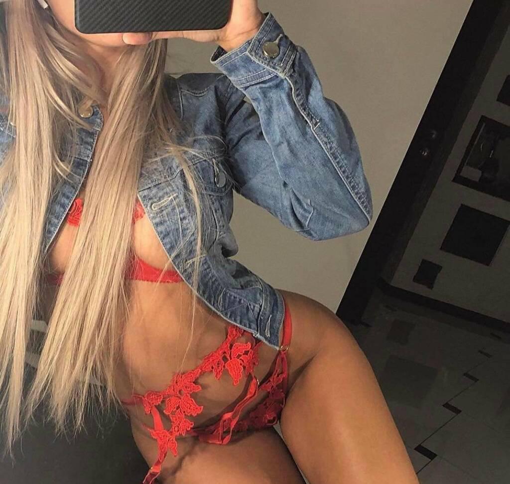 Perfect blonde playmate ready to play lowrules duos