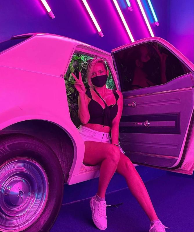 Escort service available for hookup