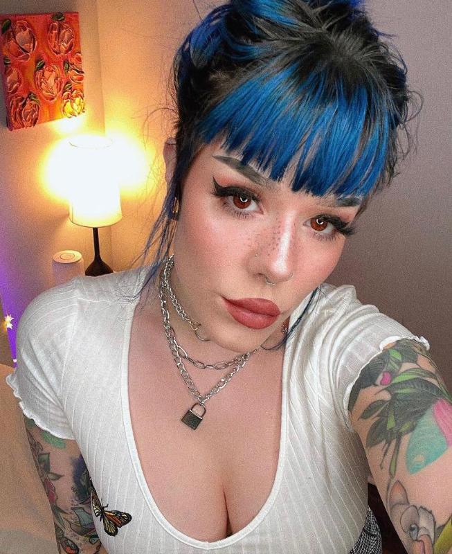 I’m available for fun 🍑🍑🍑